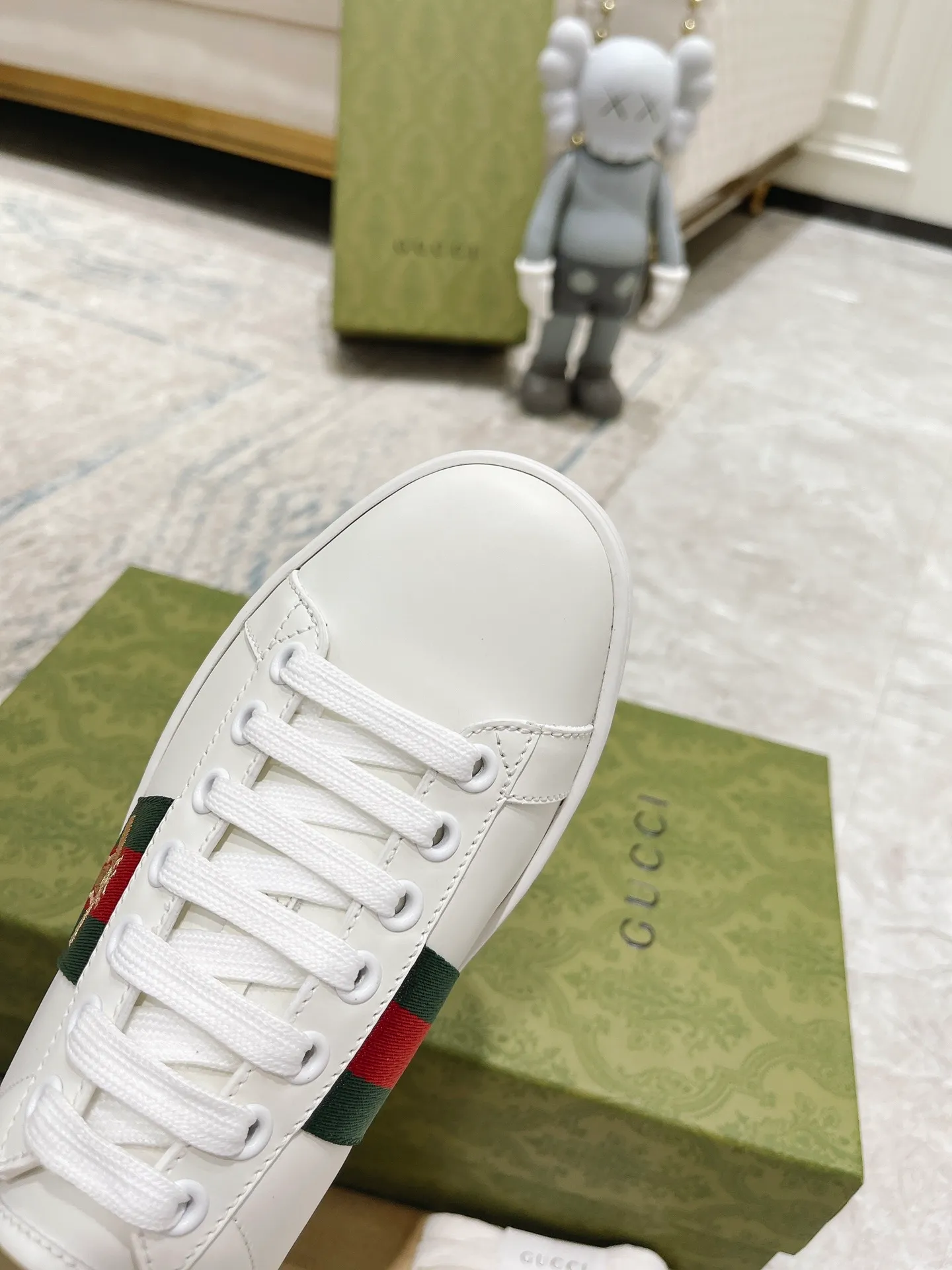 👟👟Ex-factory price 440👟👟 Women's shoe factory GUCCi's latest anti-counterfeiting line classic sports lace-up white shoes for couples ☝︎57 layouts of the whole series are shipped with high quality★ Color matching is being updated continuously... 🔥Look for our upgraded version quality, original mold opening ✔️Original last shape ✔ Everything is authentic from the inside out🥊 🍬Material: 🔸The upper is made of Italian cowhide imported from the original factory. The comfort and softness are higher than ordinary cowhide from domestic factories. ➕Full cowhide lining and foot pads. The lining adopts the same lasting method as the original. The midsole is also printed with double G and the insole is also original molded. 3D craftsmanship❗���Different from ordinary products in the market❗️➕The outsole adopts the original high-density one-to-one sole➕⚠️The snakeskin tail is consistent with the authentic color, and the real snakeskin is a small piece➕🗯The embroidered patches are also authentic. After disassembly, each color comparison is accurate before shipment‼ ️ Shoe size: Female 35-40 Male 39-44